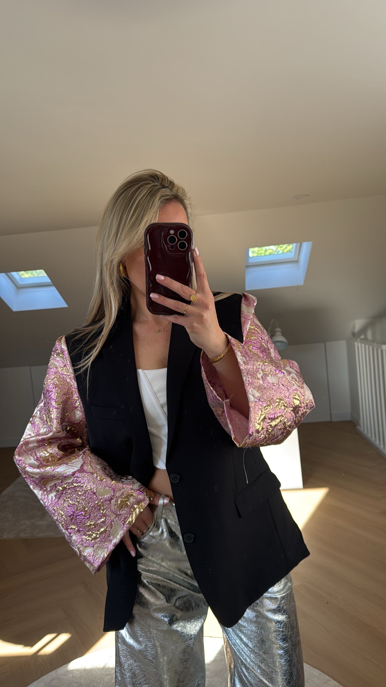Zwarte blazer met roze mouwen 
