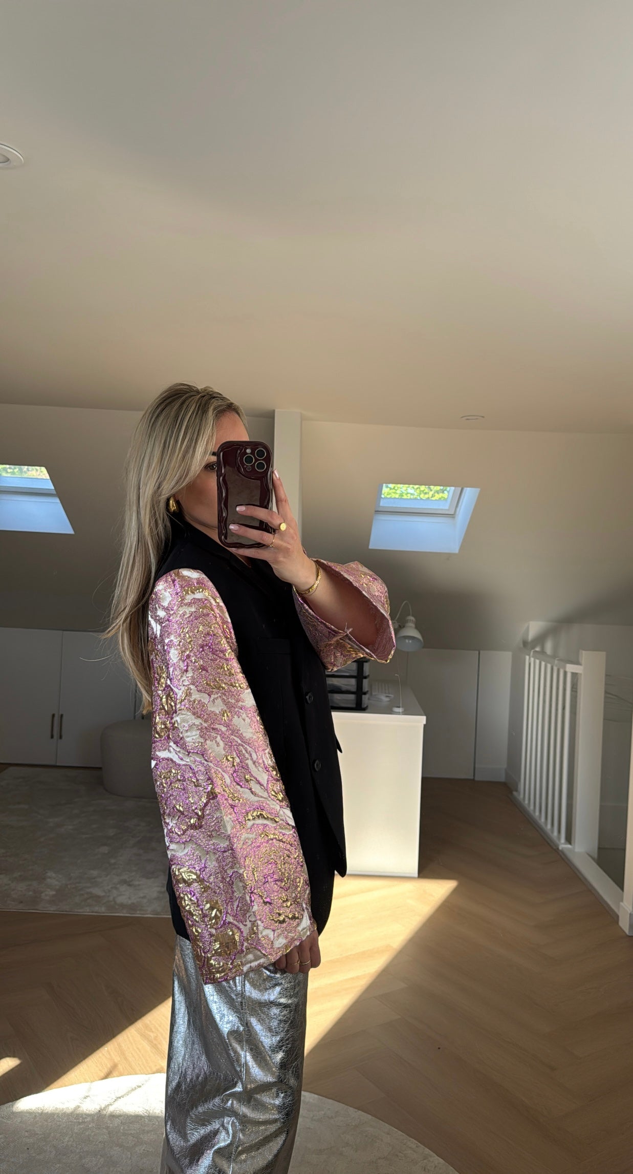 Zwarte blazer met roze kimono mouwen 